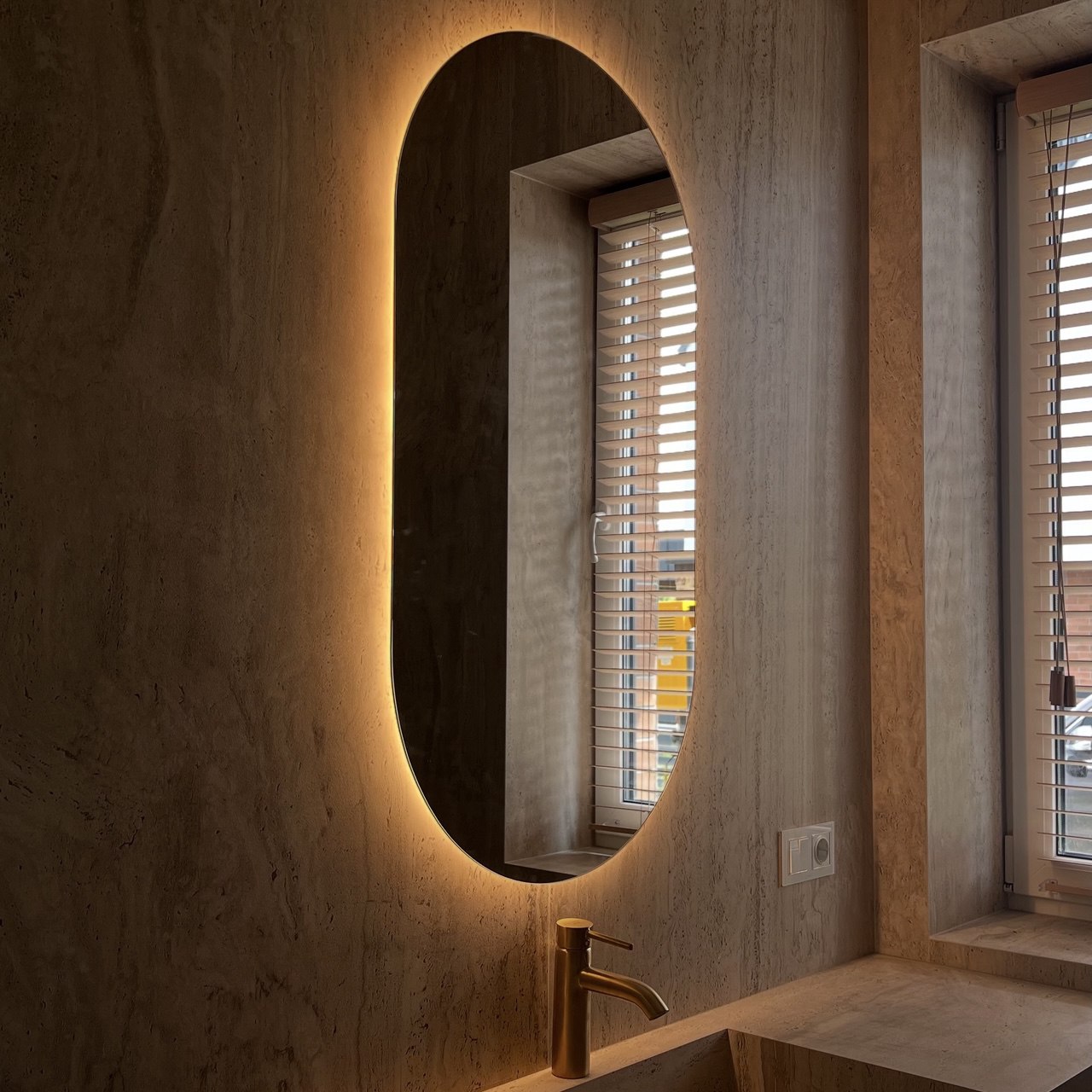 Овальне дзеркало AKANTA з фоновою підсвіткою/295